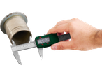 Uma mão mede um tubo de metal com um paquímetro digital.