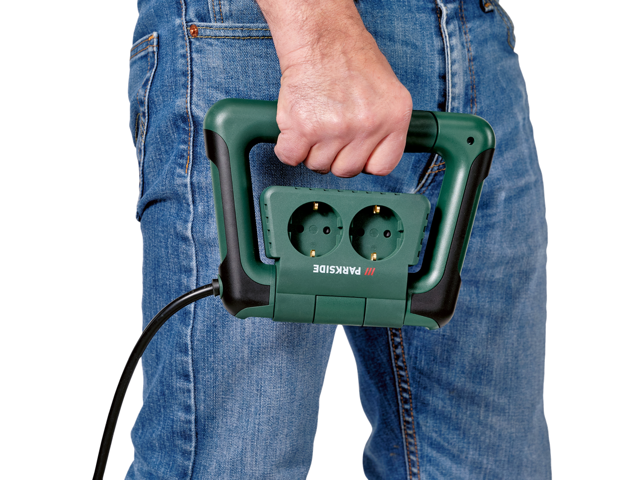 Um homem segura uma extensão Parkside com duas tomadas.