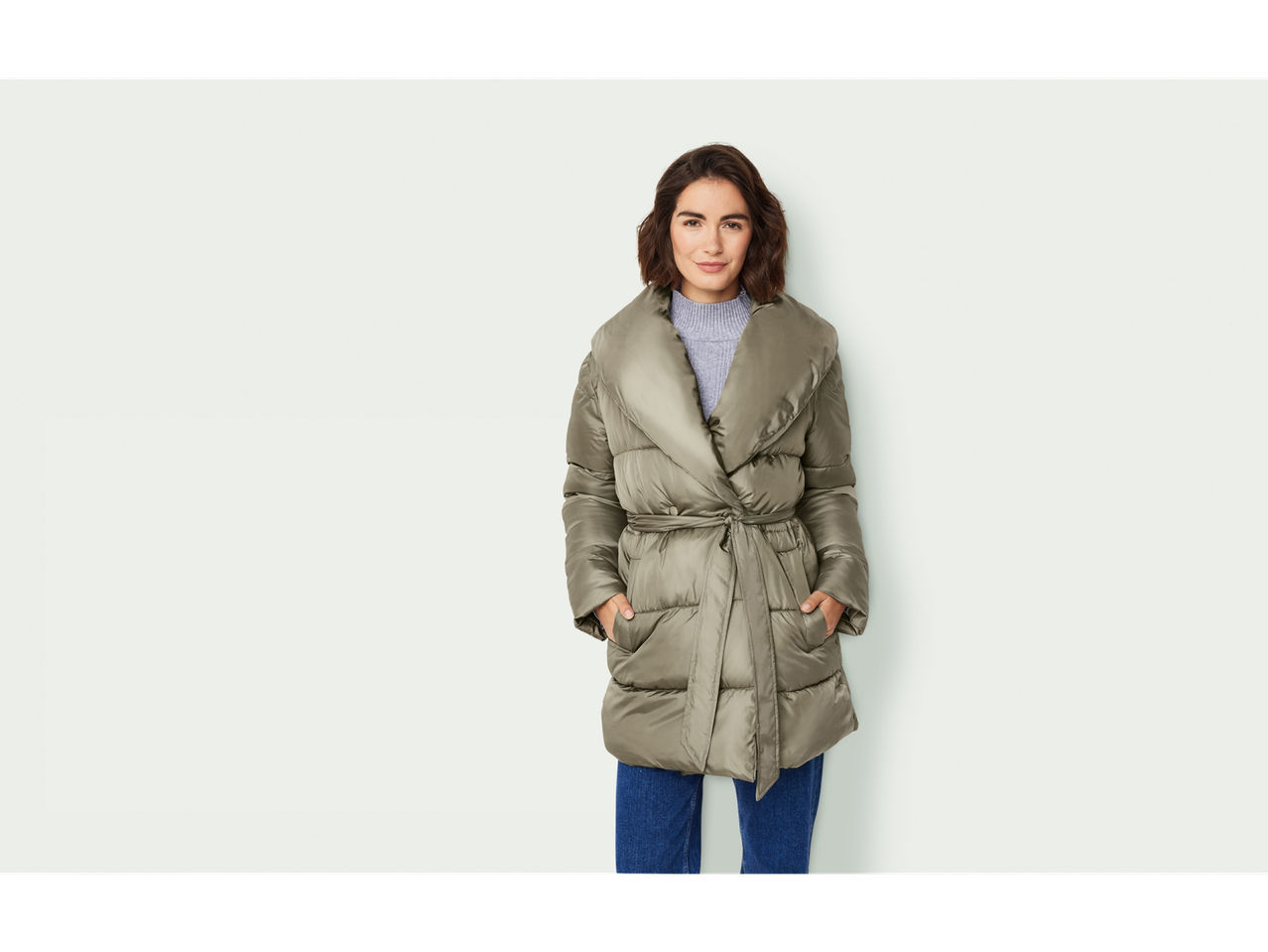 Naine esmara® Kappa vöötatud ja teksapükstega tepitud jopes.