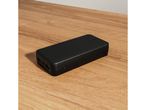 Power bank nero TRONIC su un tavolo di legno.
