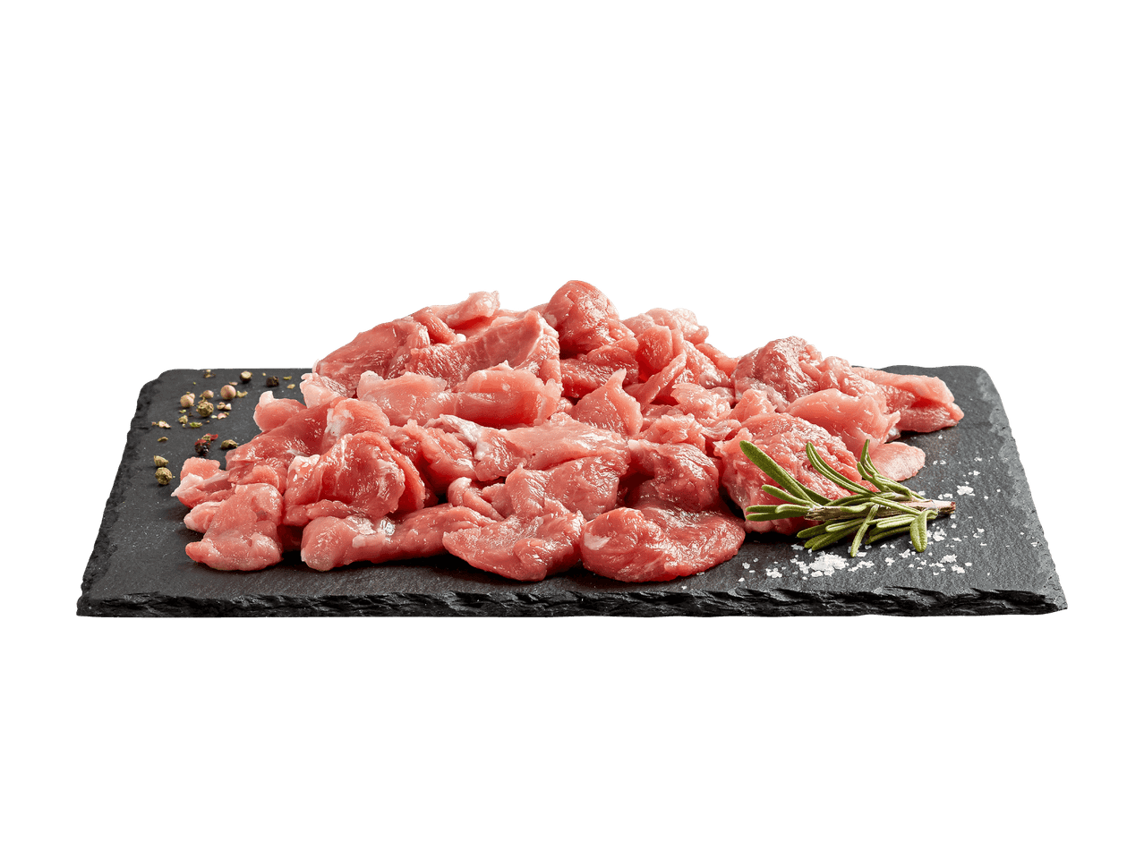 Rohe Schweinefleischstücke auf einer Schieferplatte mit Rosmarin und Salz.
