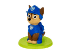 En blå og brun hundefigur med en blå hjelm og uniform, siddende på en grøn base.