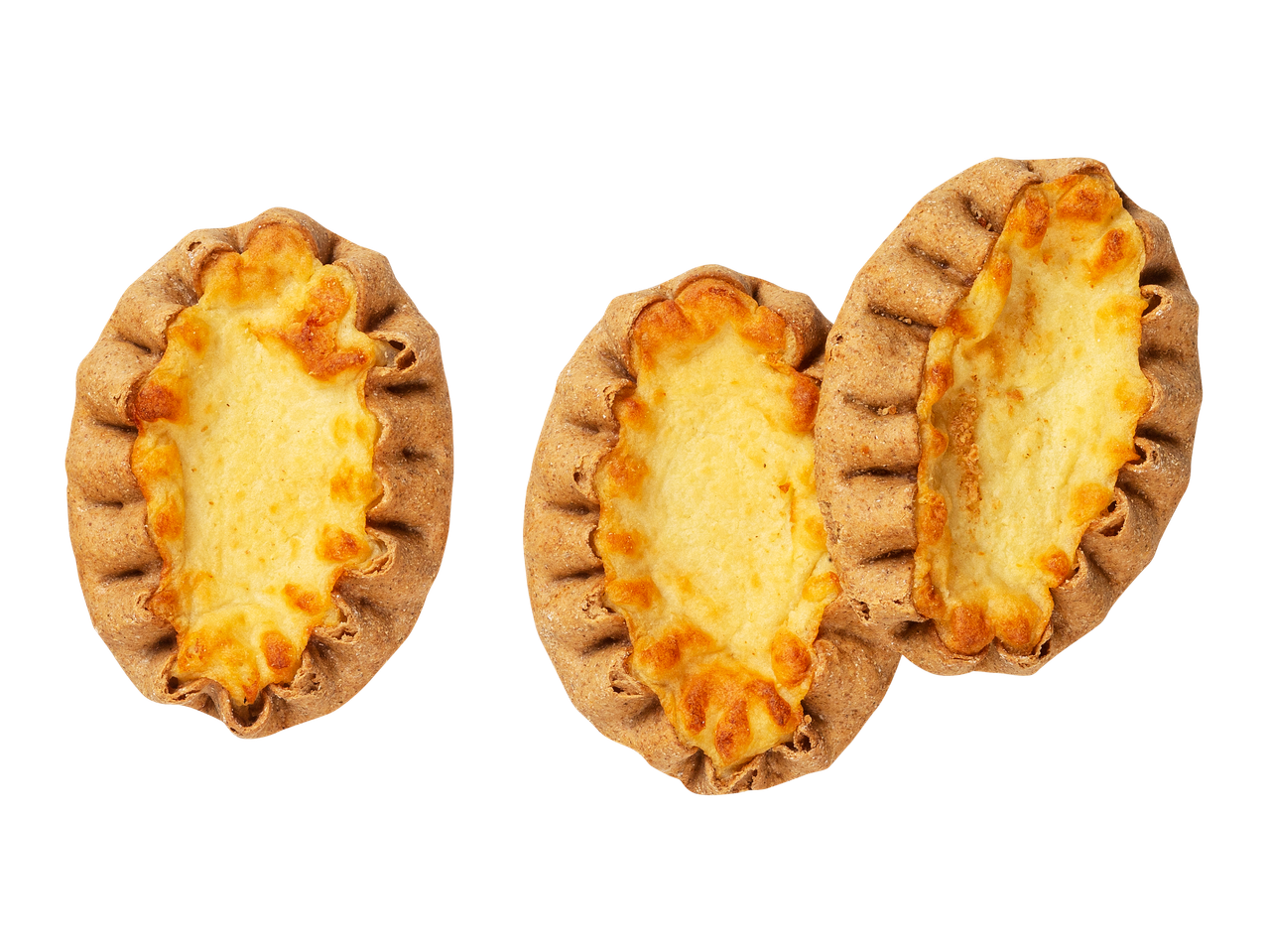 Kolme karjalanpiirakkaa, joissa on riisitäyte ja rypytetyt ruiskuoret.