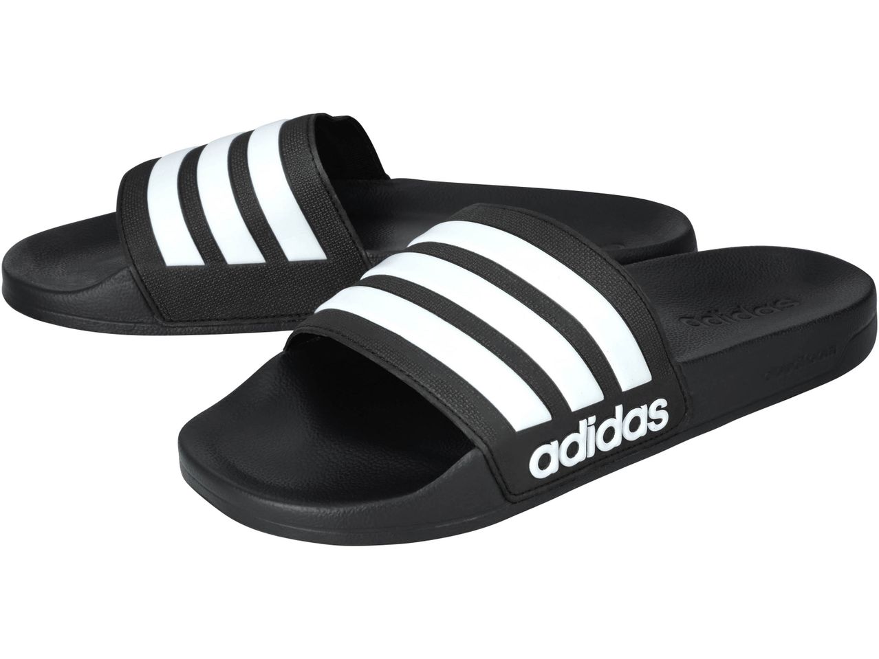 Un paio di sandali neri Adidas con tre strisce bianche e il logo Adidas.