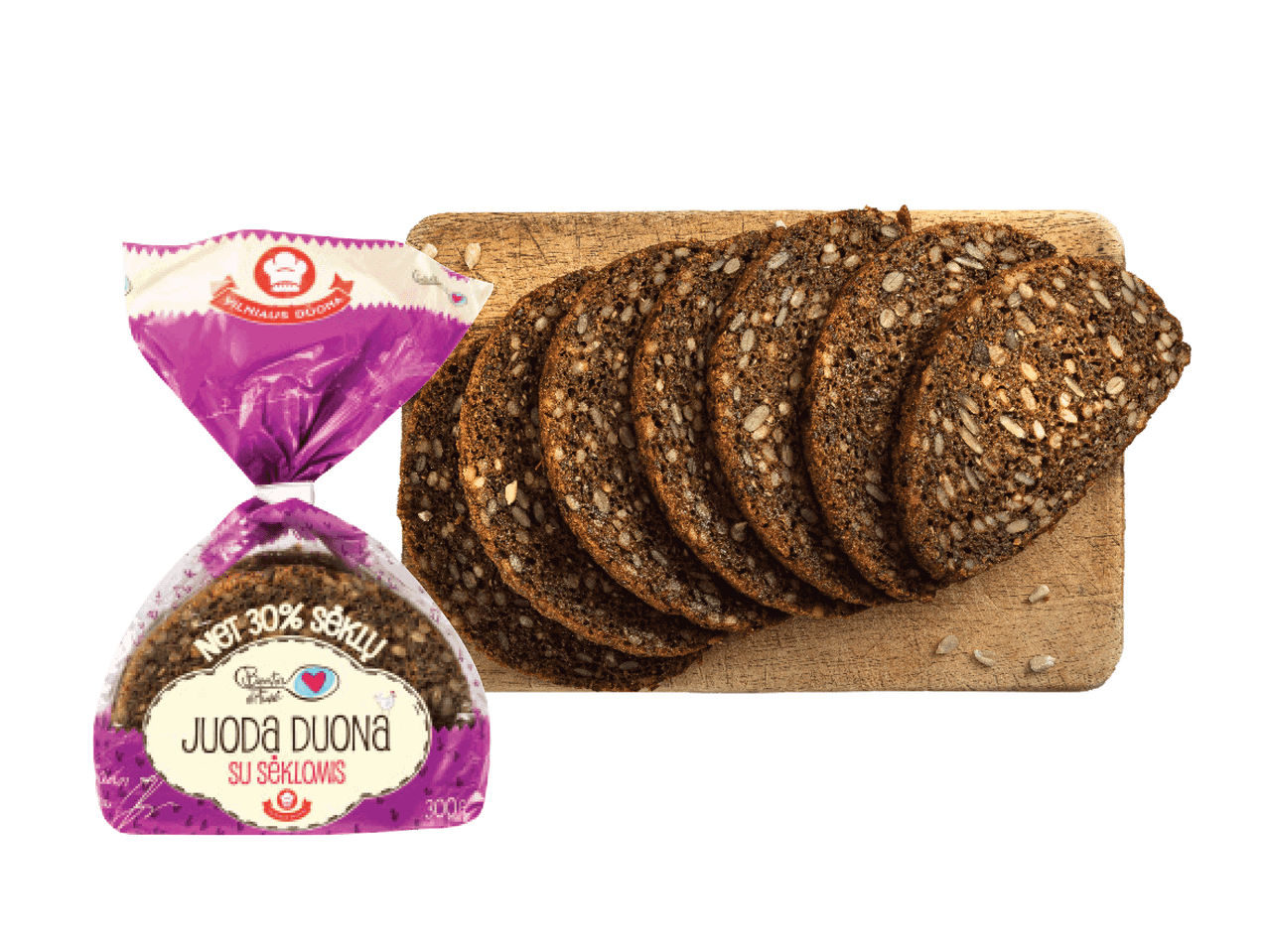 Juoda duona su sėklomis, supakuota ir supjaustyta ant medinės lentos.