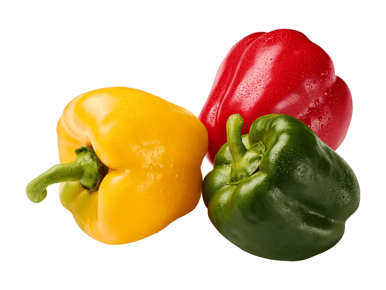 Drei frische, farbige Paprika: eine gelbe, eine rote und eine grüne, mit Wassertropfen.