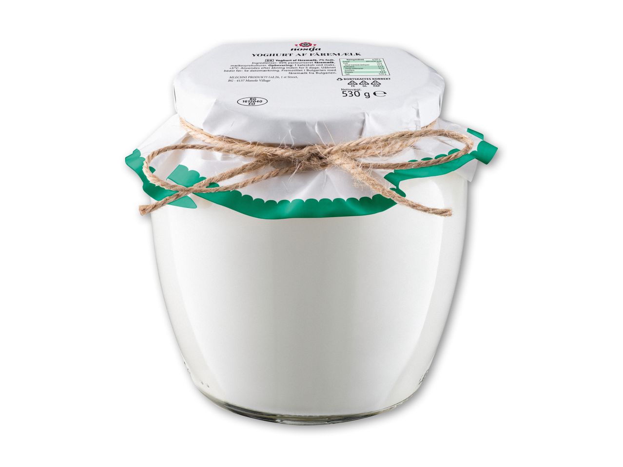 Glasbeholder med fåremælksyoghurt, pyntet med grøn kant og snor, med etiket, der viser næringsindhold og vægt på 530g.