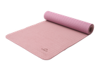 Tapete de yoga rosa CRIVIT parcialmente enrolado sobre fundo preto.