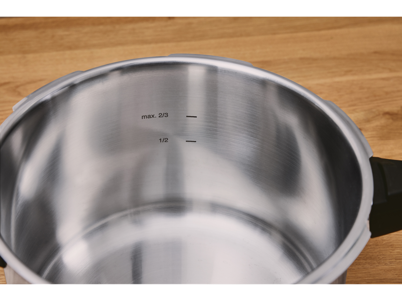 Interior de uma panela de pressão SILVERCREST com marcações de enchimento máx. 2/3 e 1/2.