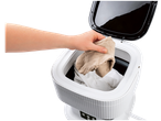 CLEANMAXX mini máquina de lavar: mão a colocar roupa (meias) na máquina.