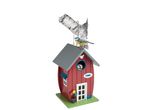 Une maisonnette pour oiseaux rouge et grise avec un oiseau bleu et jaune perché dessus.