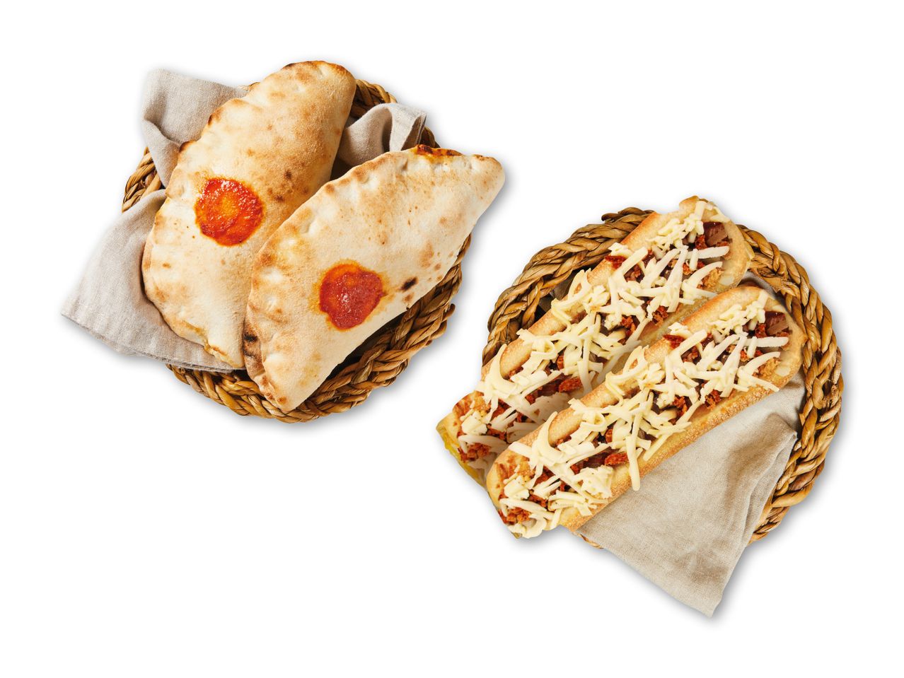 Calzone og pizzabrød med ost og fyld i flettede kurve.