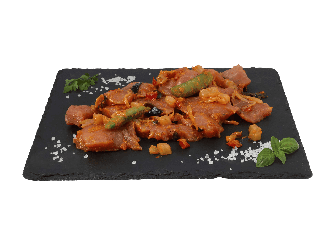 Mariniertes Fleisch mit Gemüse und Gewürzen auf einer Schieferplatte.