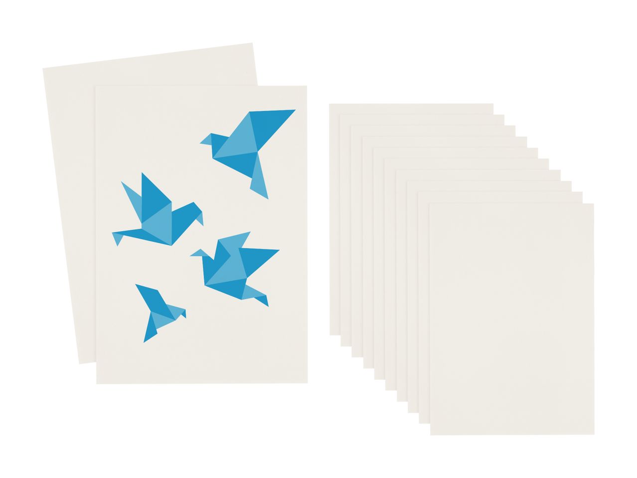 Ein Blatt Papier mit Origami-Vögeln und ein Stapel weiterer Blätter.