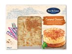 Karameldessert dekoreret med karamelstykker i en pakke med fransk tema.