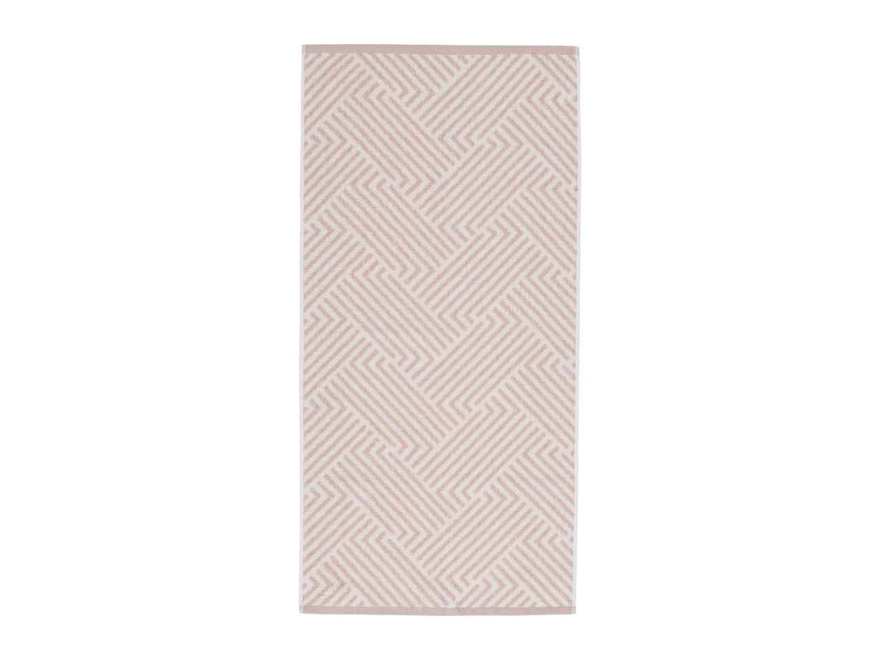 Beige and white geometric pattern bath mat