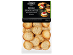Опаковка с хрупкави хлебни хапки с маслини и билки, с текст „BREAD SNACK BITES“.