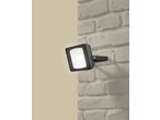 LIVARNO LED spoljni reflektor montiran na beli zid od cigle