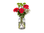 Rosas vermelhas, gérberas e crisântemos em um vaso.