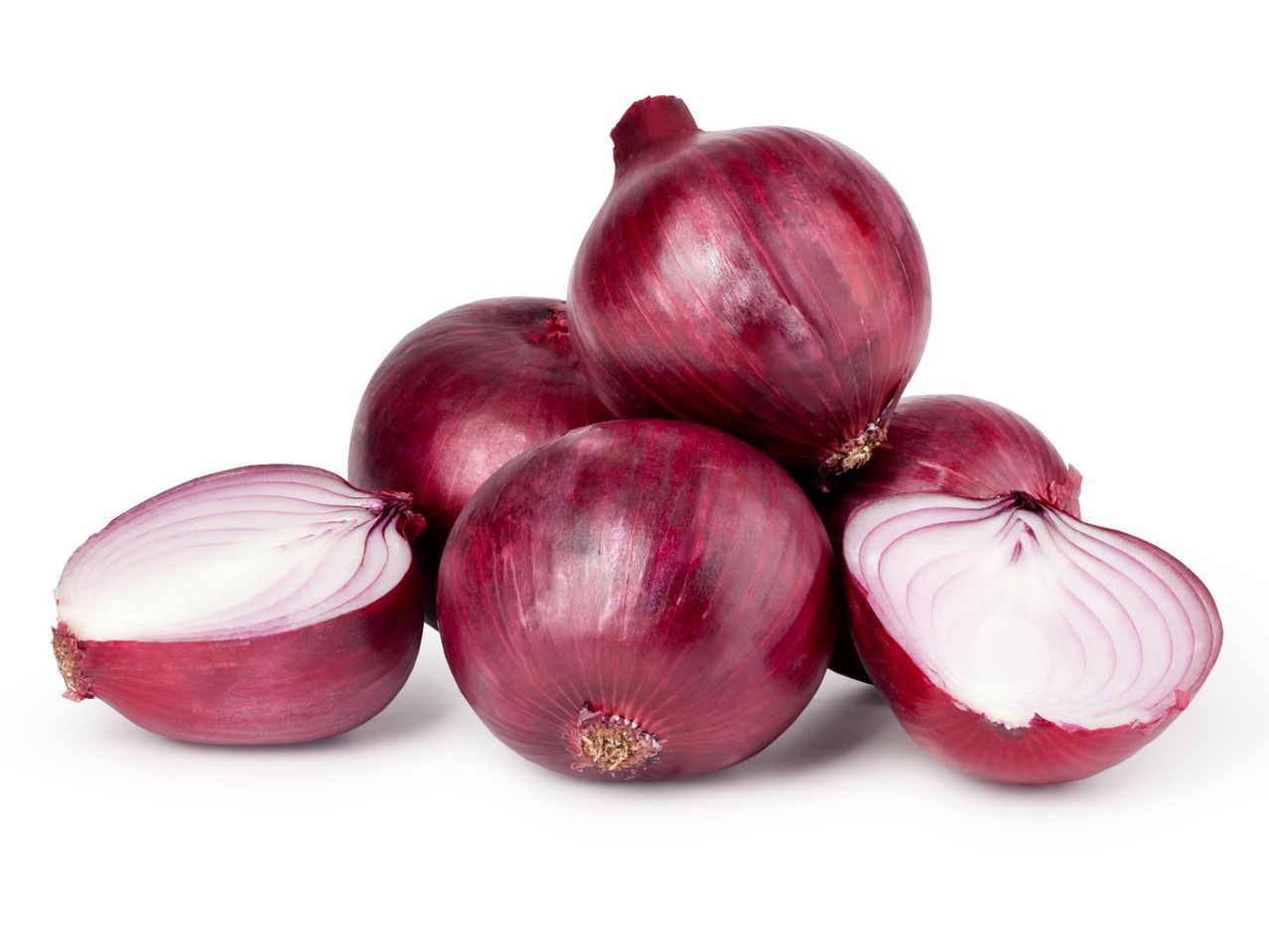 Cepe roșii întregi și tăiate, cu miez alb-violet, pe un fundal alb.