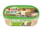 Halva med pistacienødder i en grøn beholder, med tekst på tysk, fransk og engelsk.