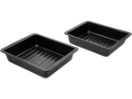 Kaks musta Silvercrest® küpsetusplaati soonelise põhjaga.