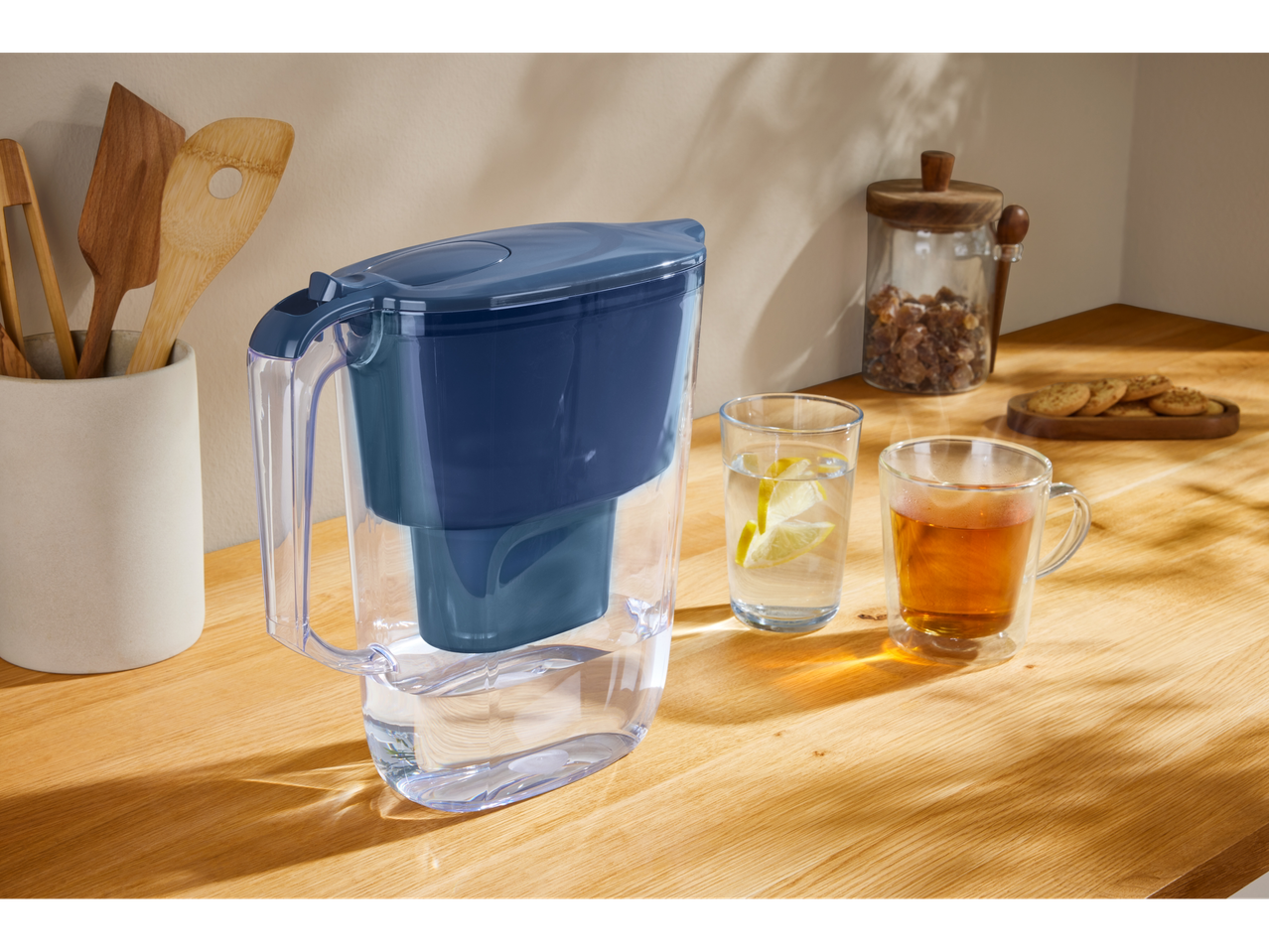 Set de filtrare a apei SILVERCREST® cu carafă, pahare și ustensile de bucătărie.