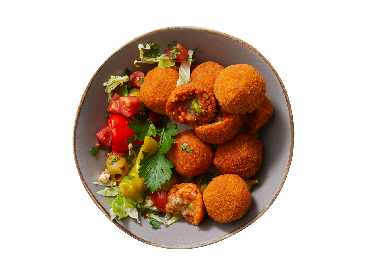 Arancini crocantes com recheio de arroz e salada.