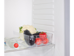 Geladeira com vegetais: couve-flor, berinjelas, tomates em uma caixa de plástico.