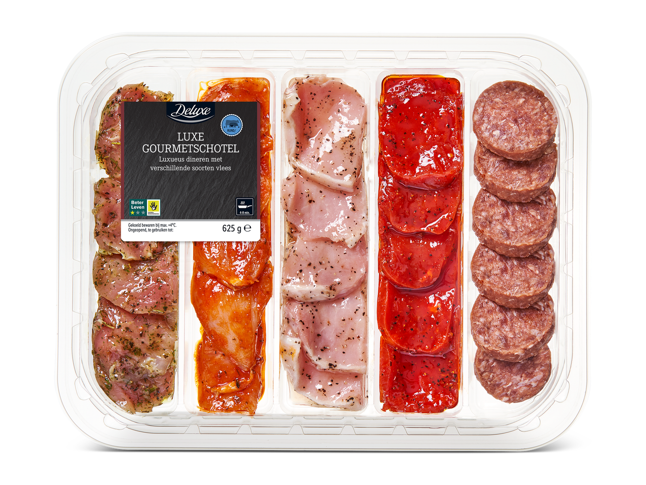 Gourmetschotel met verschillende soorten vlees, waaronder gemarineerde kip, varkensvlees en worstjes, in een plastic verpakking.