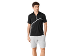 Man draagt zwarte polo en grijze shorts.