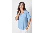 Camisa azul claro de manga curta