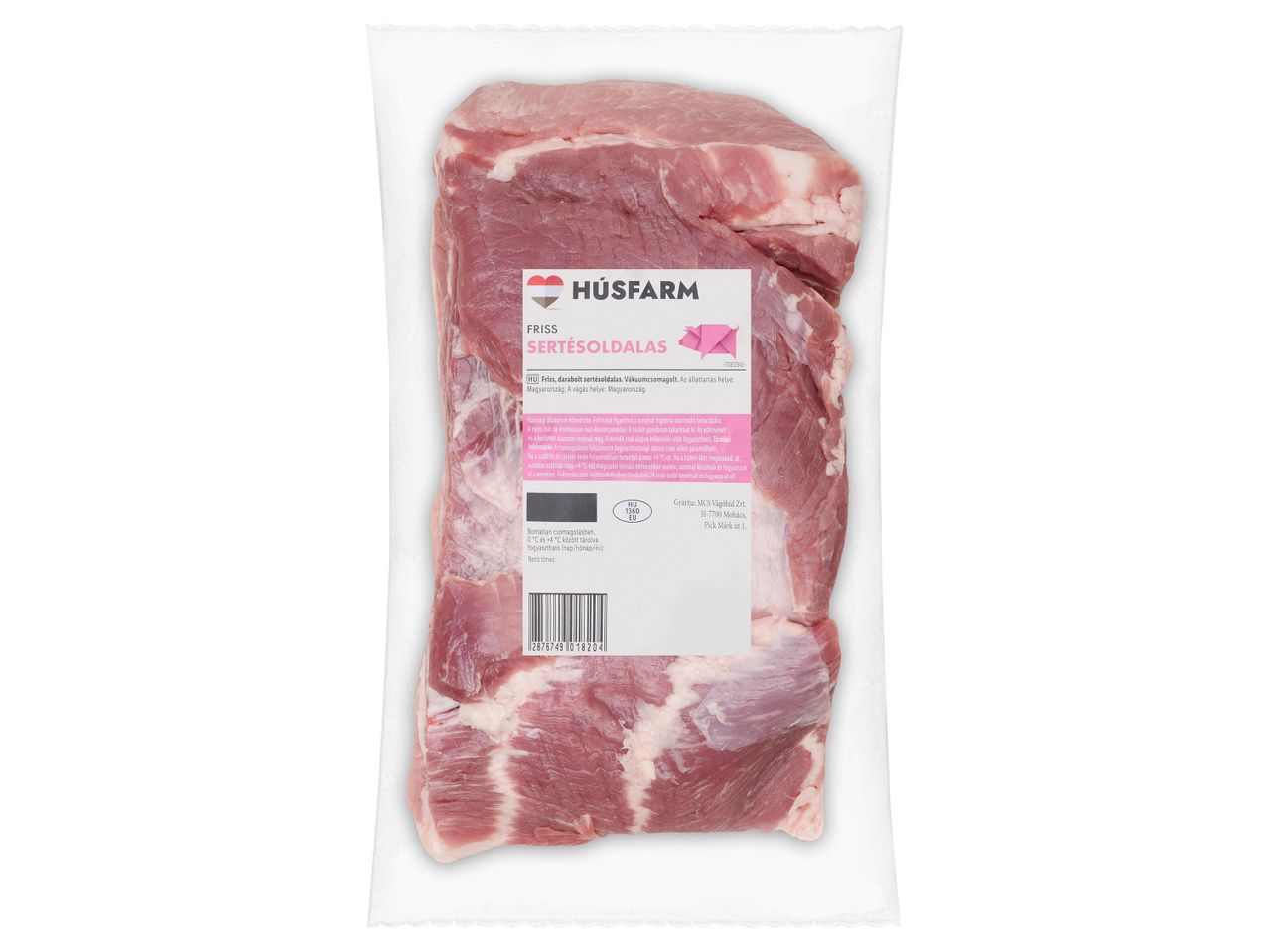 Húsfarm friss sertésoldalas vákuumcsomagolásban.