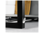 Mobilier metalic negru cu protectii din cauciuc pe picioare.