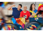 Três fãs de ciclismo sentados em cadeiras dobráveis Quechua, vestindo camisetas Lidl e Trek.
