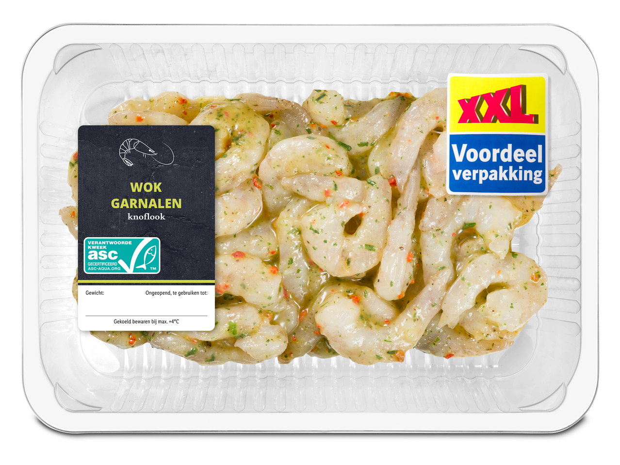 Een transparante verpakking met gemarineerde wokgarnalen met knoflook, met een XXL voordeelverpakking label.