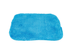 Um pano de microfibra azul claro e macio.