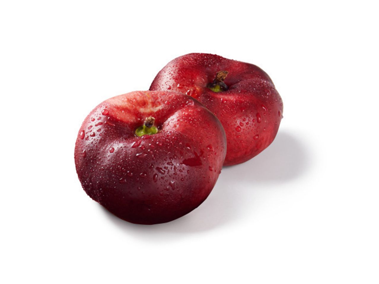 Due nettarine rosse e succose, ricoperte di goccioline d'acqua.