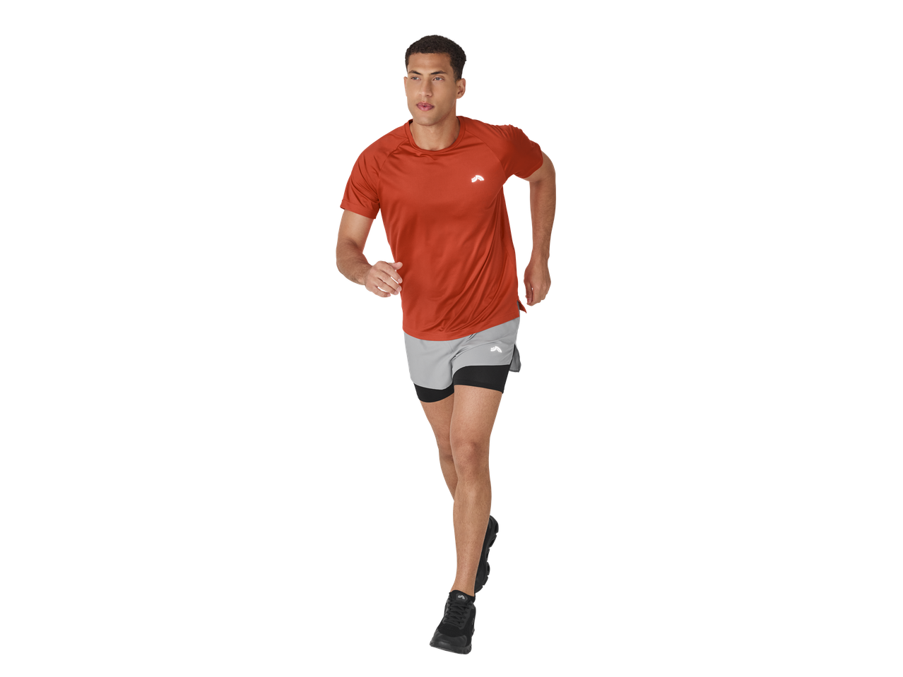 Moški v oranžni funkcijski majici CRIVIT in sivih kratkih hlačah teče.