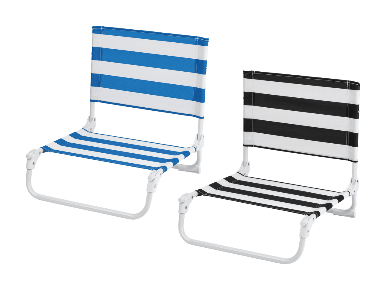 Zwei gestreifte Strandstühle, einer blau-weiß und einer schwarz-weiß