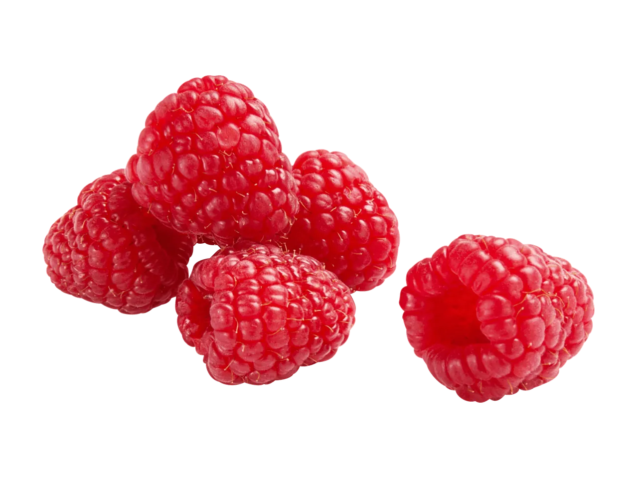 Kasa tuoreita, kypsiä vadelmia mustalla taustalla.