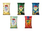 Fem poser chips, herunder snackchips med original og sour cream & onion, havsaltchips og ostepops.