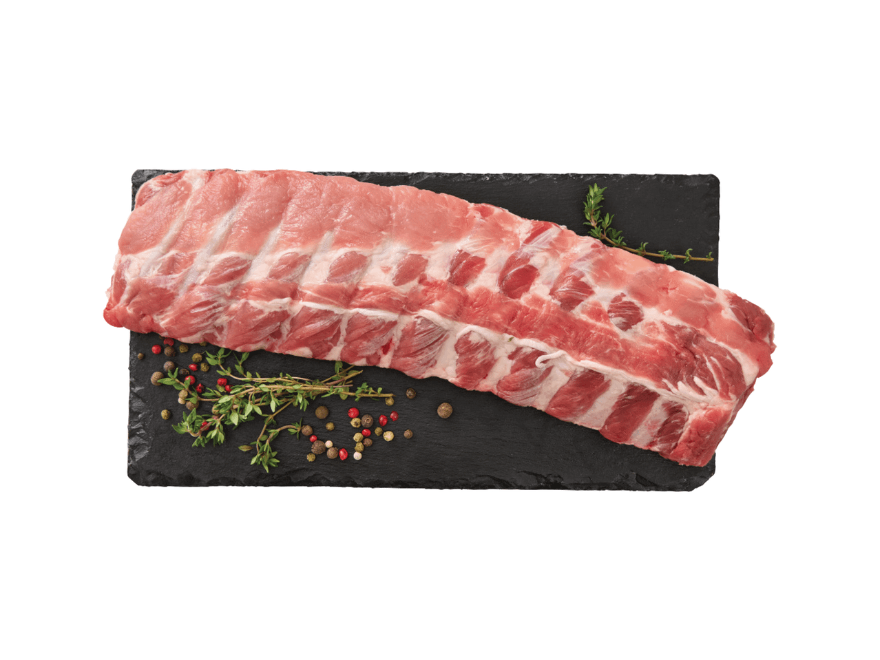 Toored sealiha ribid mustal laual ürtide ja pipraga.