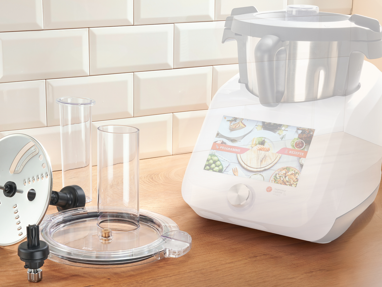 Επεξεργαστής τροφίμων με αξεσουάρ σε ξύλινο πάγκο μπροστά από λευκά πλακάκια μετρό