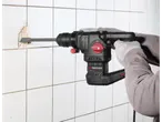Parkside Performance® kombinovani čekić uklanja pločice sa zida.