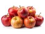 Un tas de pommes Gala fraîches, rouges et jaunes sur fond blanc.