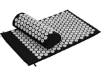 SENSIPLAST akupresūras paklājs un spilvens melnā krāsā ar baltiem dzelkšņiem.