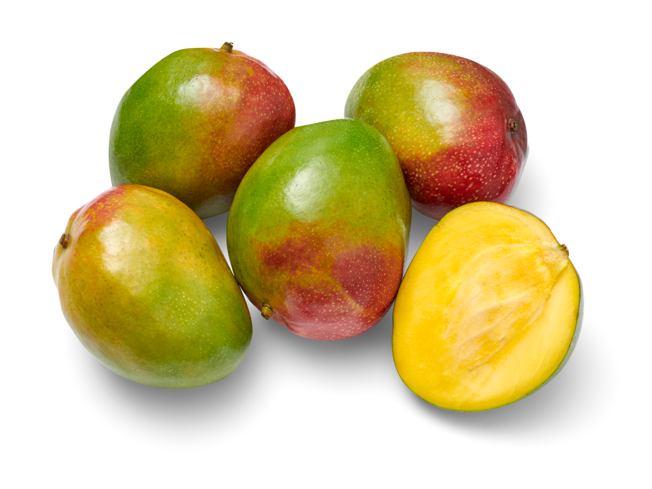 Vijf sappige mango's, waarvan één doormidden gesneden, op een zwarte achtergrond.
