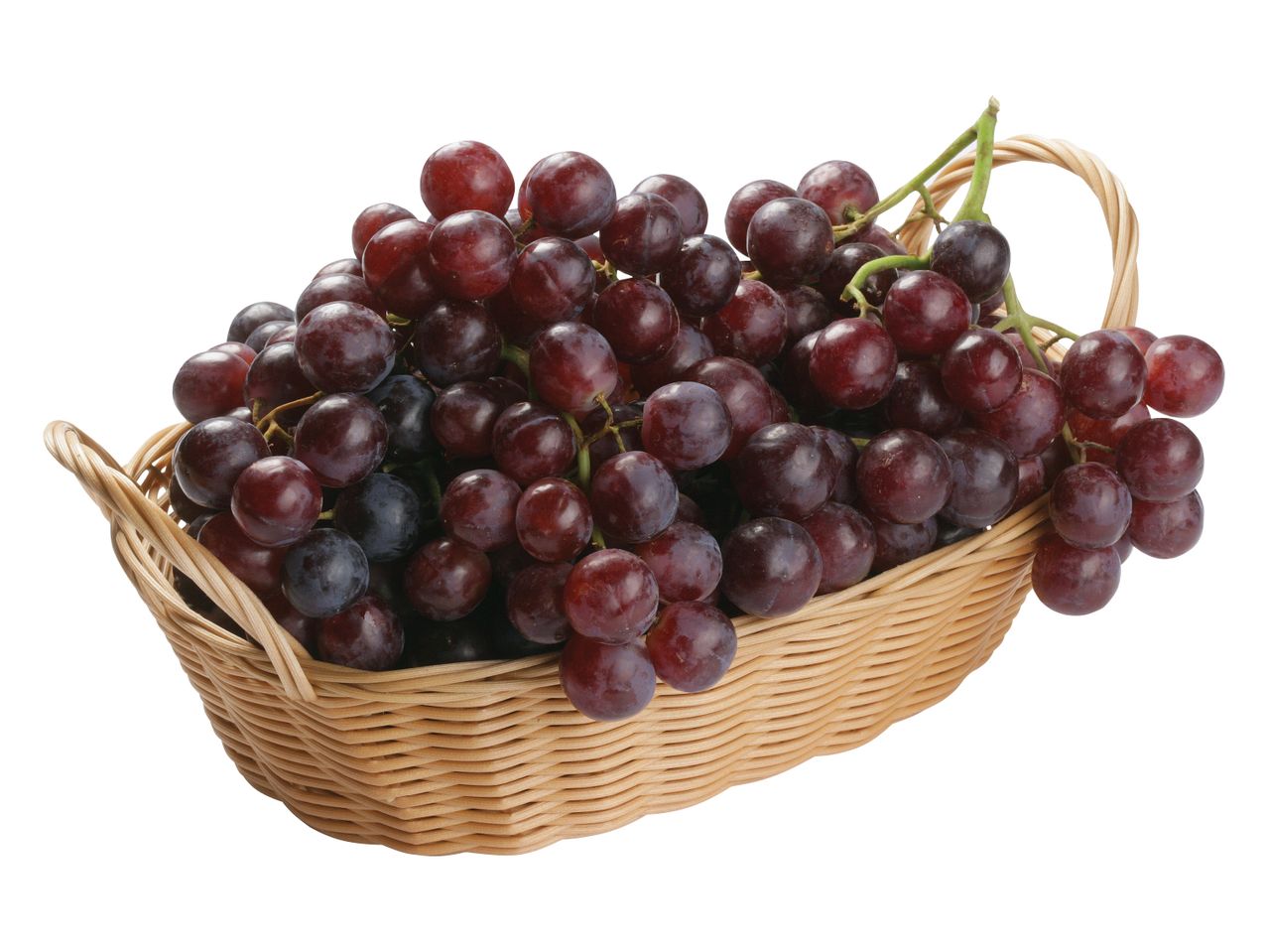 Košara s svežimi rdečimi grozdjem.