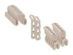 En række beige plastbøjler og kroge til opbevaring.